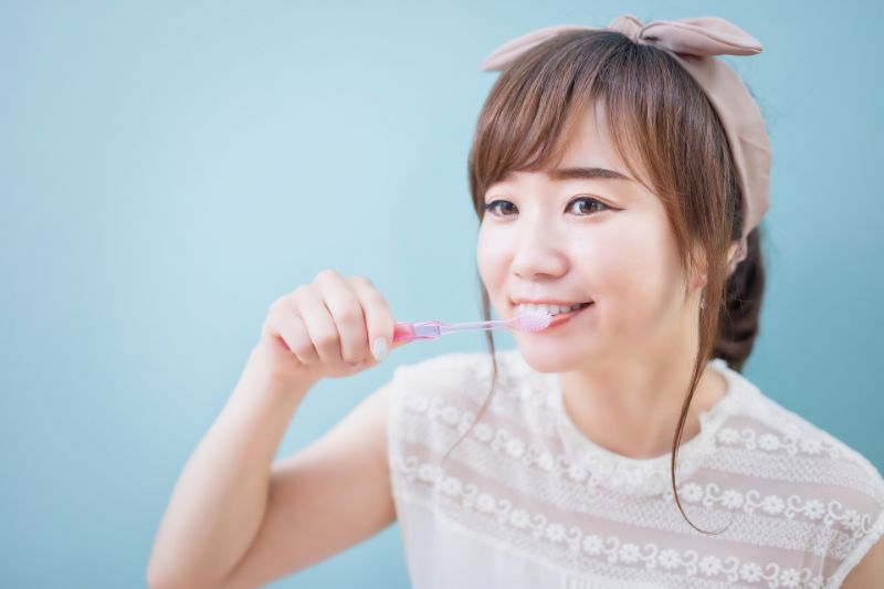 虫歯のケアをする女性